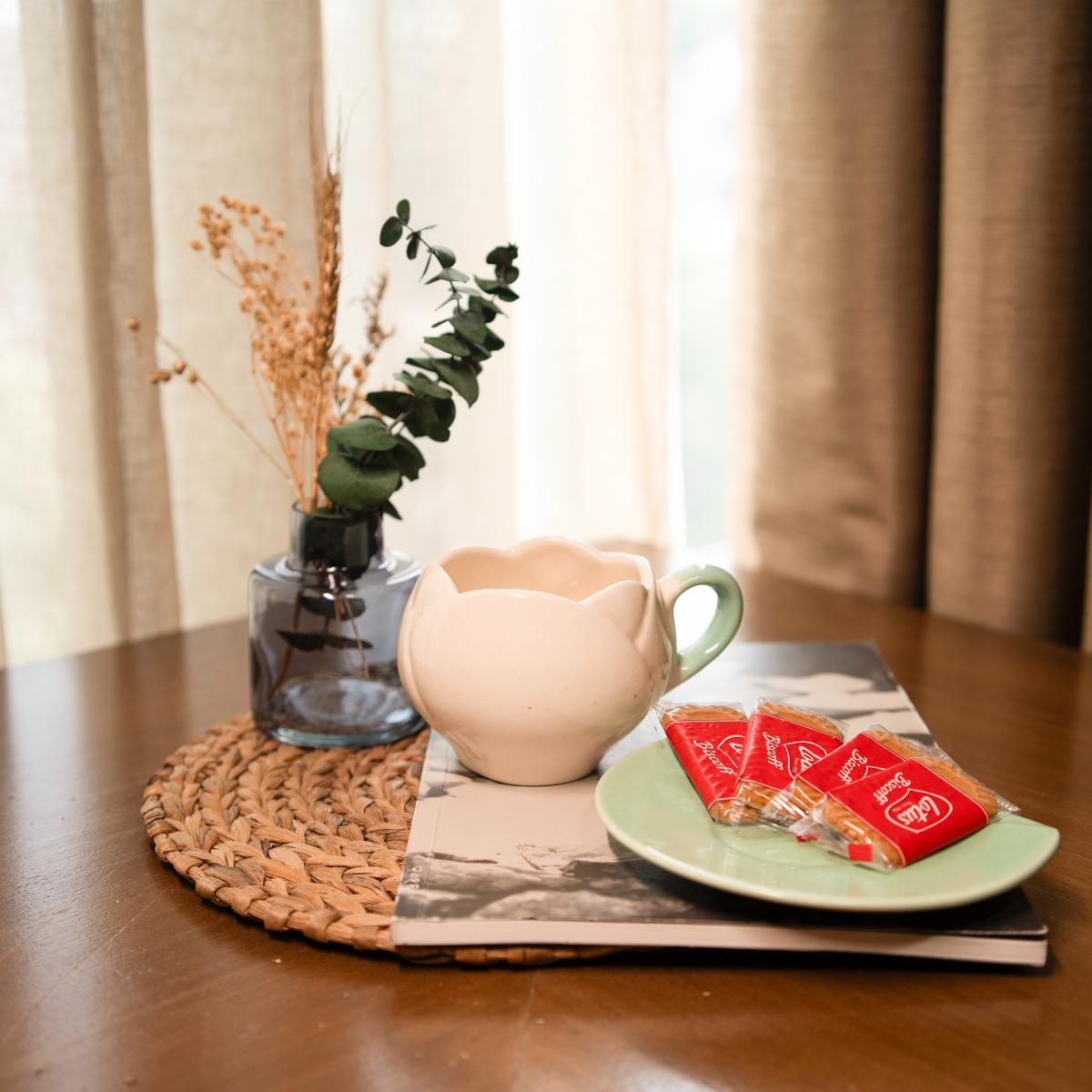 Tulip charm cup saucer-white