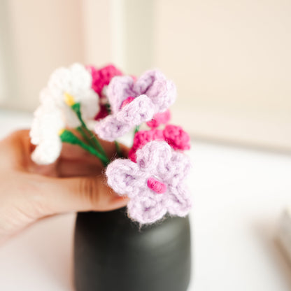 black bud vase with mini crochet daisies