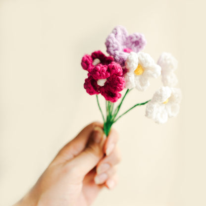 black bud vase with mini crochet daisies